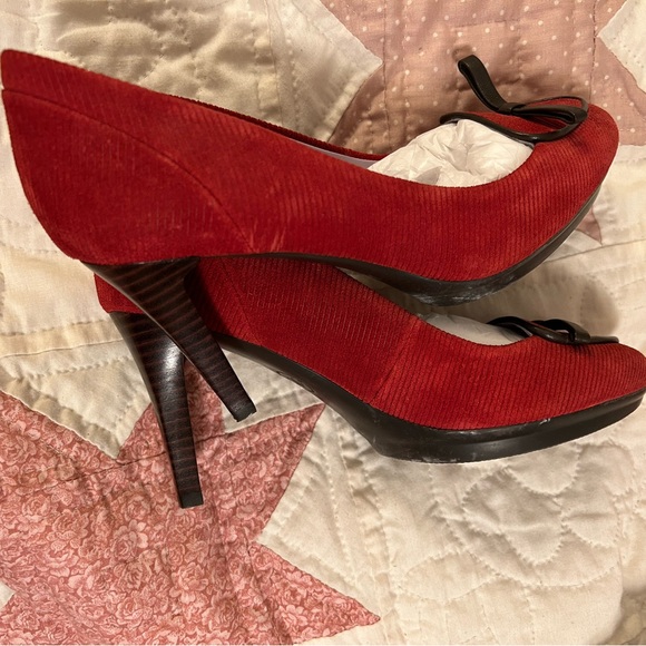 Johnston & Murphy Ladies Red Heels - Picture 2 of 2